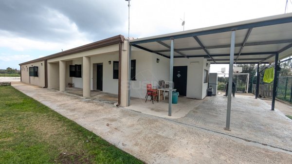 negozio in vendita a Floridia