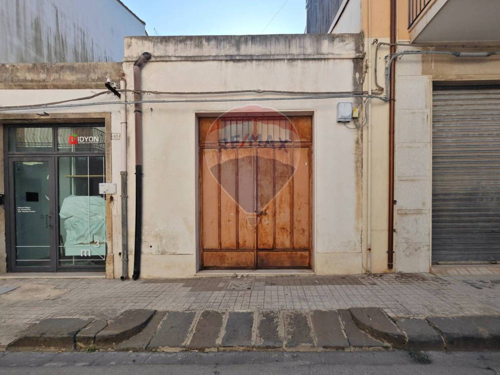 locale di sgombero in vendita a Floridia