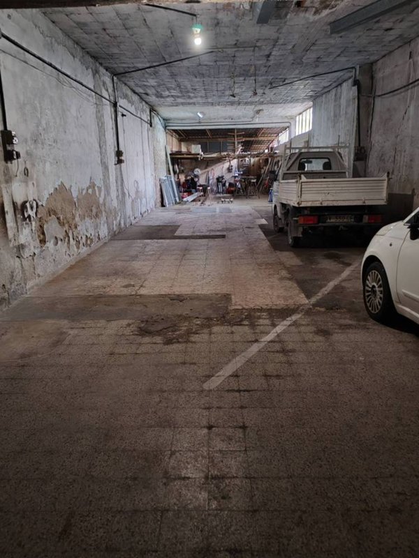 locale di sgombero in vendita a Floridia