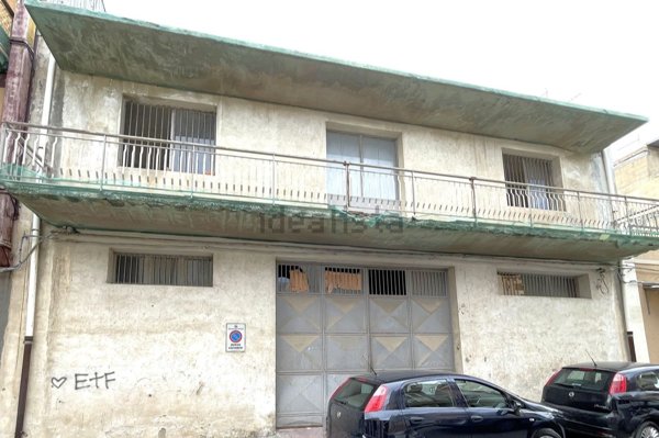 locale di sgombero in vendita a Floridia