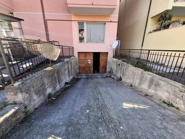 locale di sgombero in vendita a Floridia