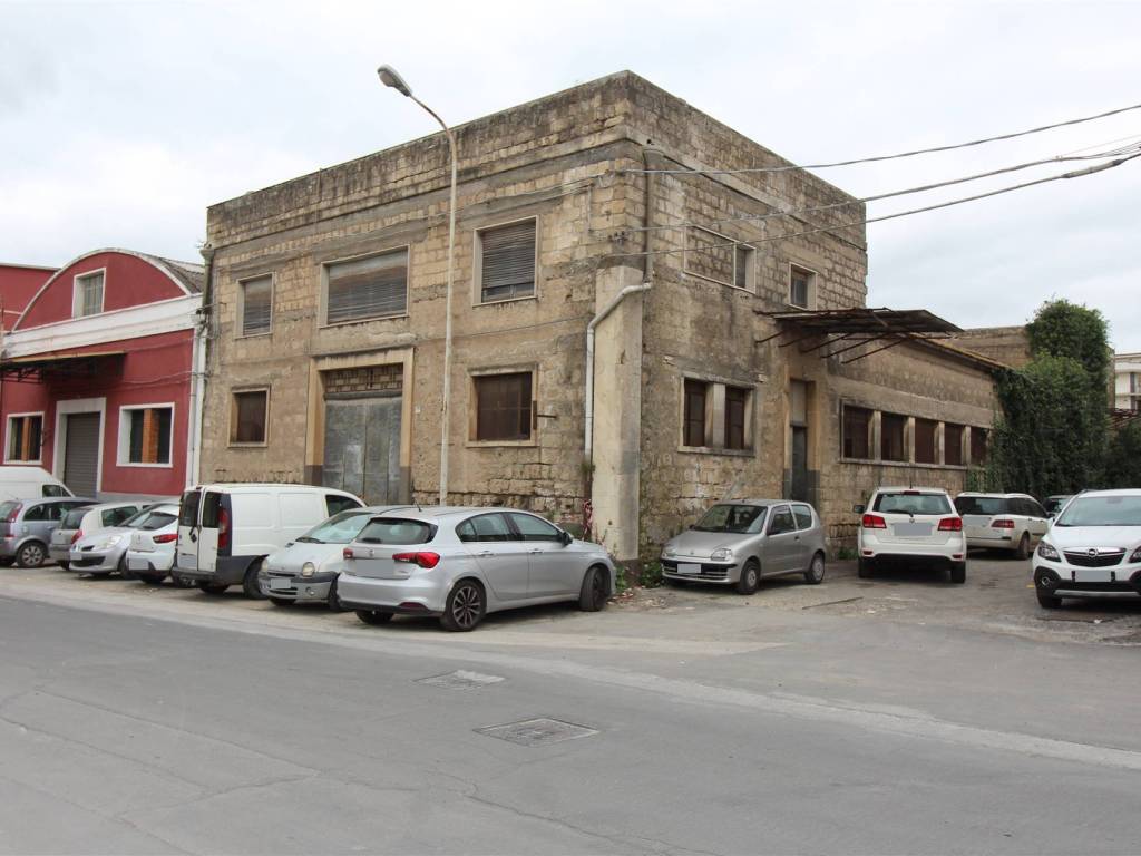locale commerciale in vendita a Lentini