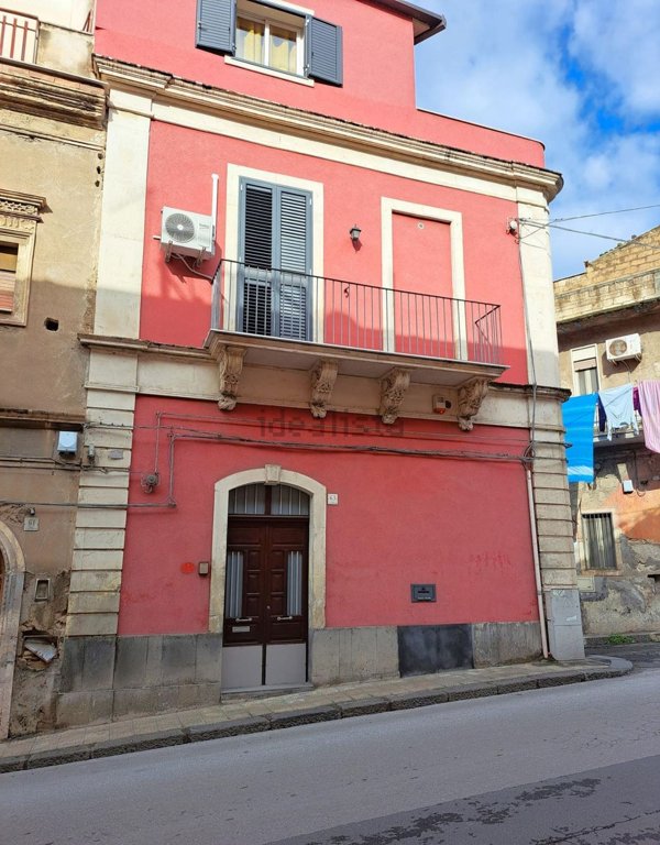 casa indipendente in vendita a Lentini