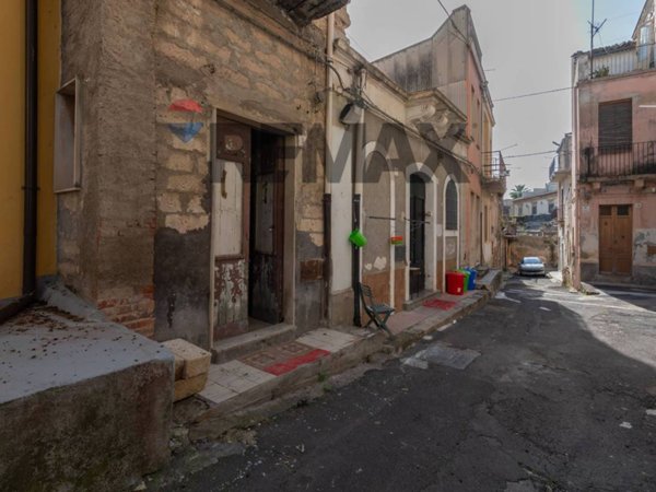 casa indipendente in vendita a Lentini