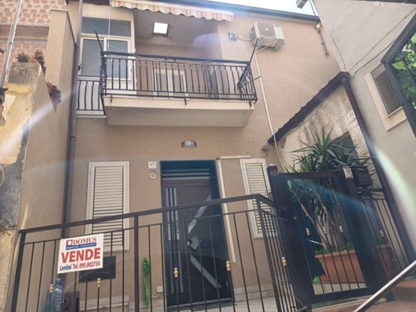 casa indipendente in vendita a Lentini