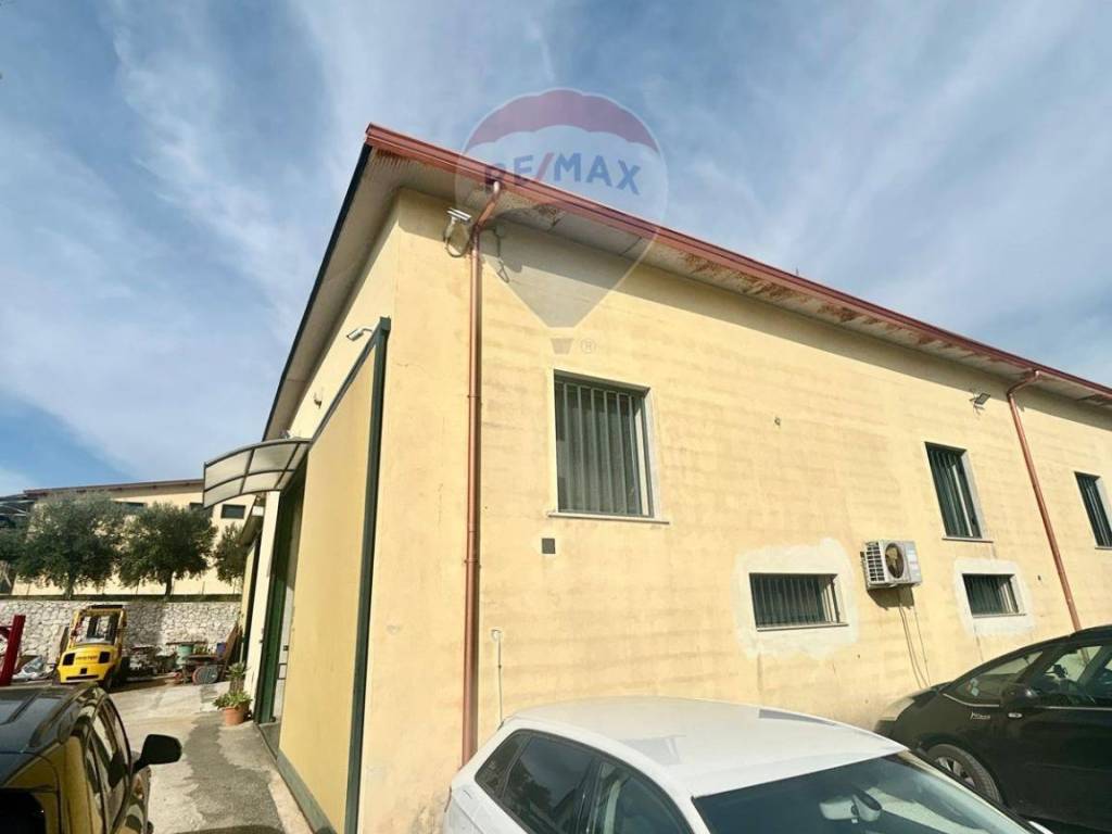 locale commerciale in vendita a Melilli in zona Città Giardino