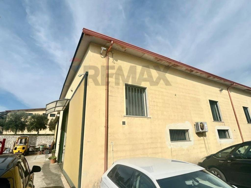 locale commerciale in vendita a Melilli in zona Città Giardino