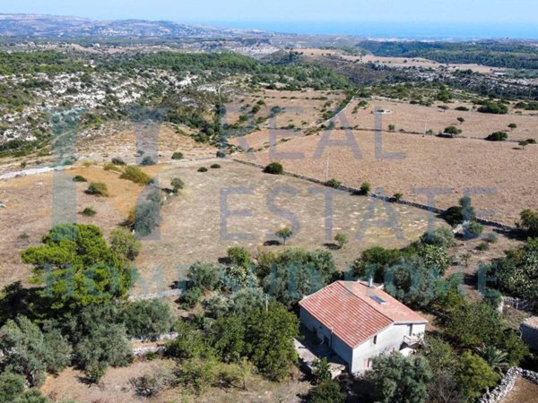 casa indipendente in vendita a Noto