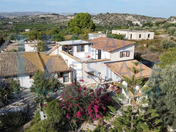 casa indipendente in vendita a Noto