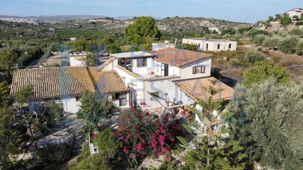 casa indipendente in vendita a Noto