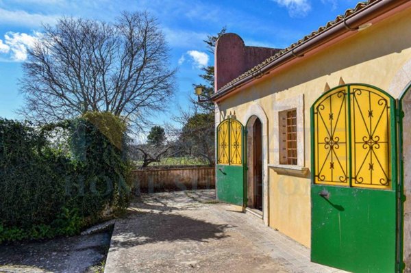 casa indipendente in vendita a Noto in zona Rigolizia