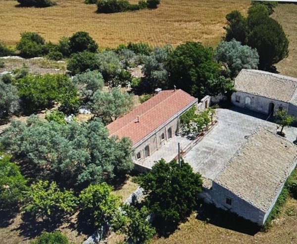 casa indipendente in vendita a Noto in zona Rigolizia