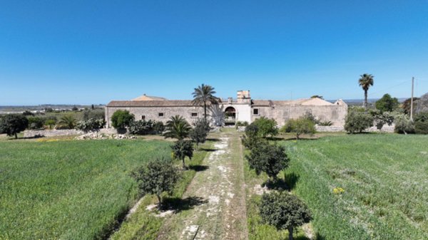 locale di sgombero in vendita a Noto