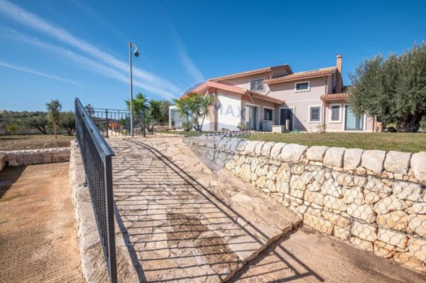 casa indipendente in vendita a Noto