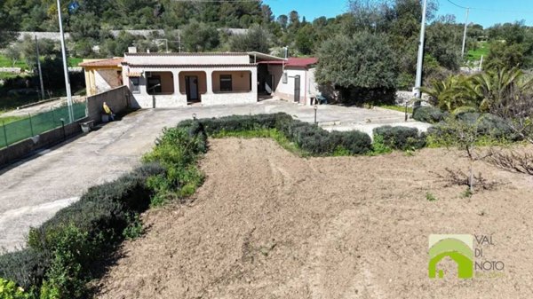 casa indipendente in vendita a Noto