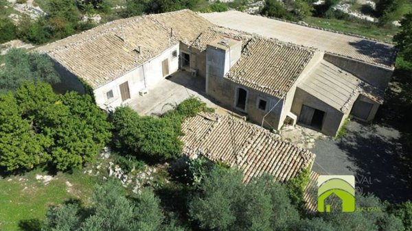 casa indipendente in vendita a Noto in zona Rigolizia