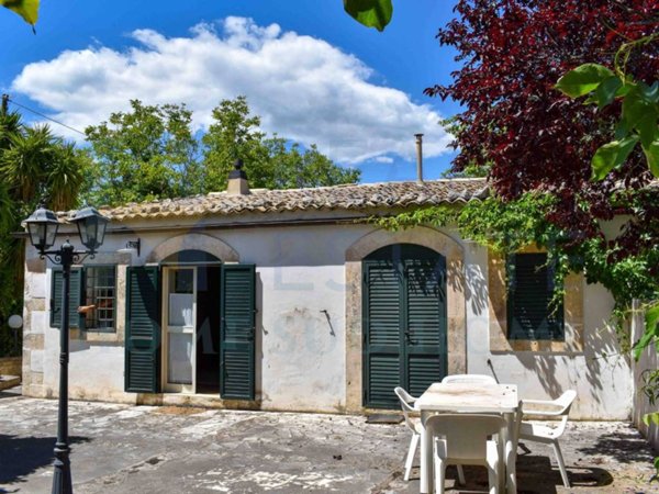 casa indipendente in vendita a Noto
