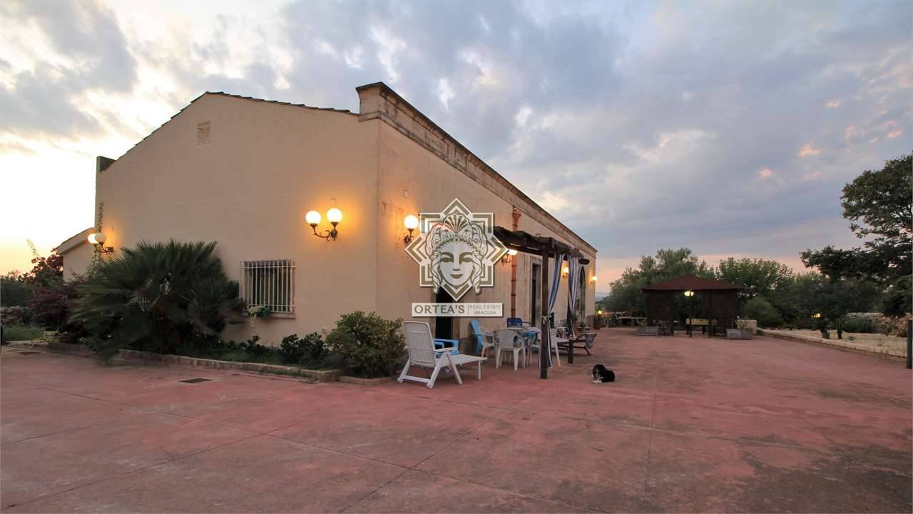 casa indipendente in vendita a Noto in zona San Lorenzo
