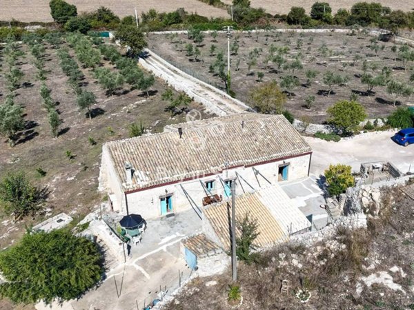 casa indipendente in vendita a Noto in zona Rigolizia