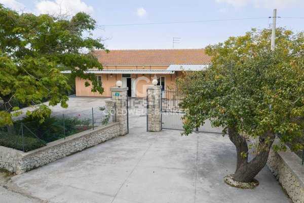 casa indipendente in vendita a Noto in zona Rigolizia