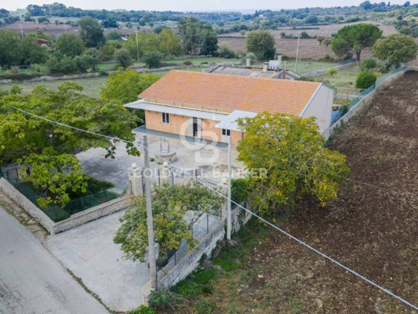 casa indipendente in vendita a Noto in zona Rigolizia