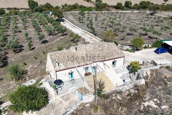 casa indipendente in vendita a Noto in zona Rigolizia