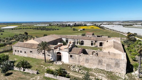 locale di sgombero in vendita a Noto