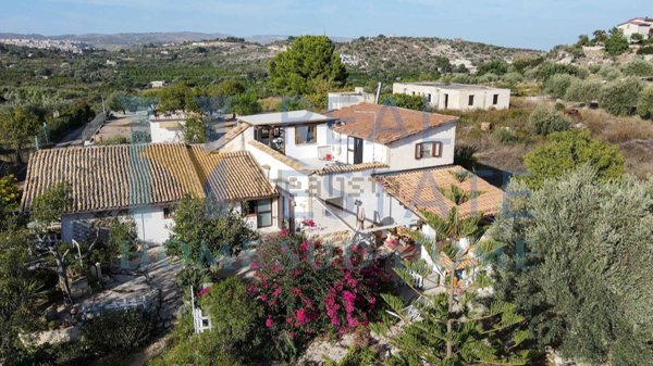 casa indipendente in vendita a Noto