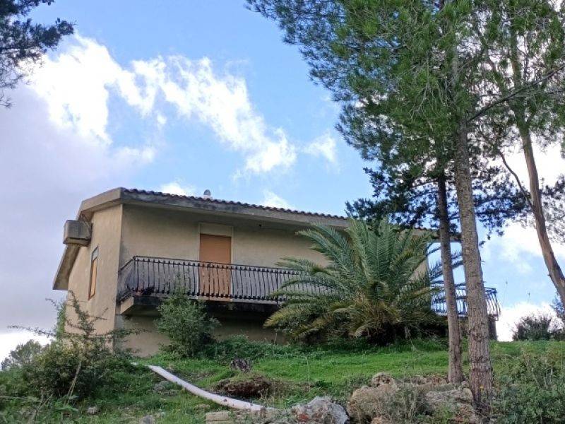 pentavano in vendita a Noto in zona Testa dell'Acqua