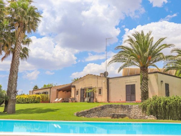 casa indipendente in vendita a Noto