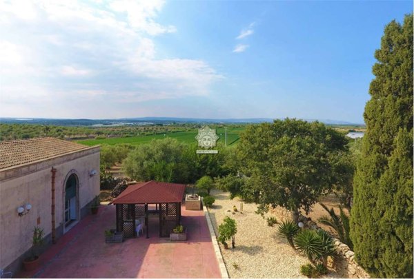 casa indipendente in vendita a Noto in zona San Lorenzo