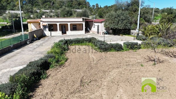 casa indipendente in vendita a Noto