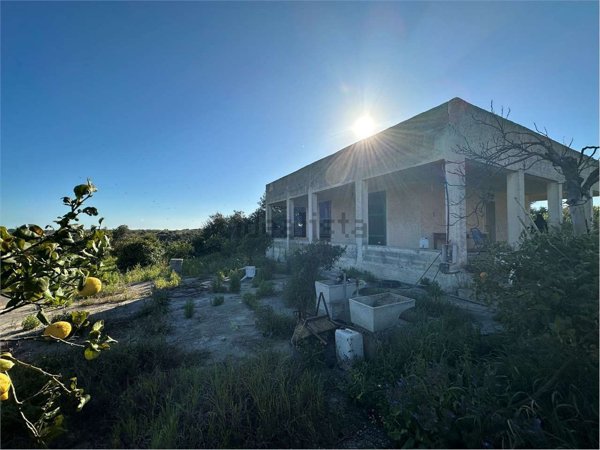 casa indipendente in vendita a Noto in zona Falconara
