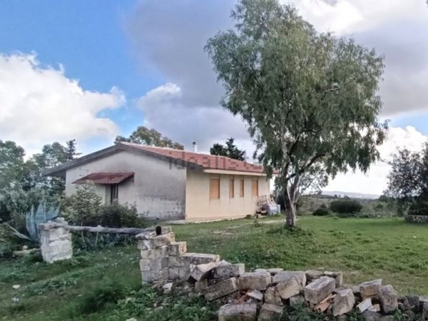 pentavano in vendita a Noto in zona Testa dell'Acqua