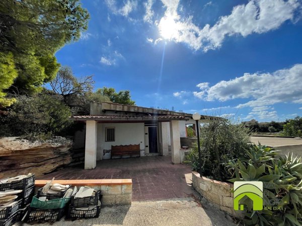 casa indipendente in vendita a Noto in zona Falconara