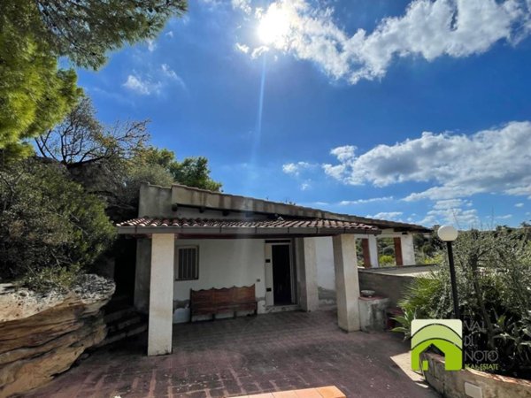 casa indipendente in vendita a Noto in zona Falconara