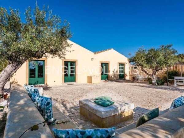 casa indipendente in vendita a Noto in zona San Lorenzo
