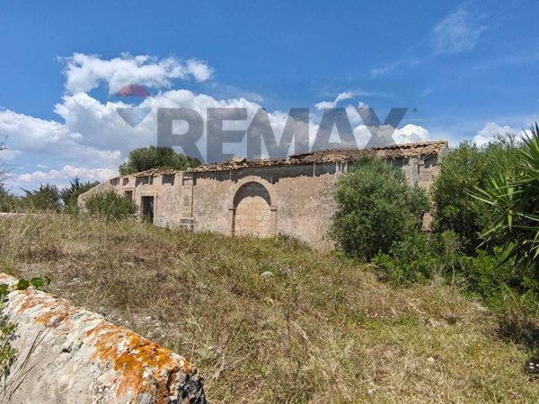 quadrivano in vendita a Noto in zona Reitani