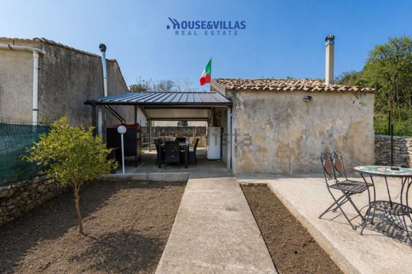 casa indipendente in vendita a Noto in zona Rigolizia