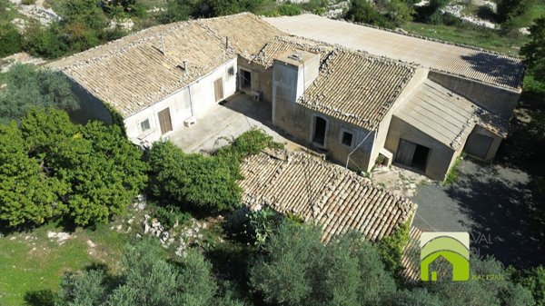 esavano in vendita a Noto in zona Rigolizia