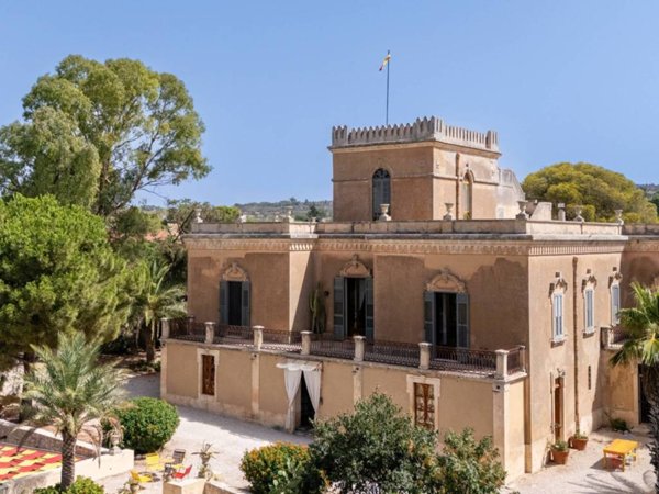 intera palazzina in vendita a Noto in zona San Corrado di Fuori