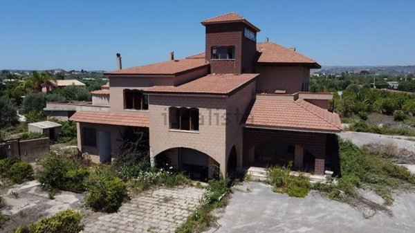 negozio in vendita a Noto in zona Calabernardo