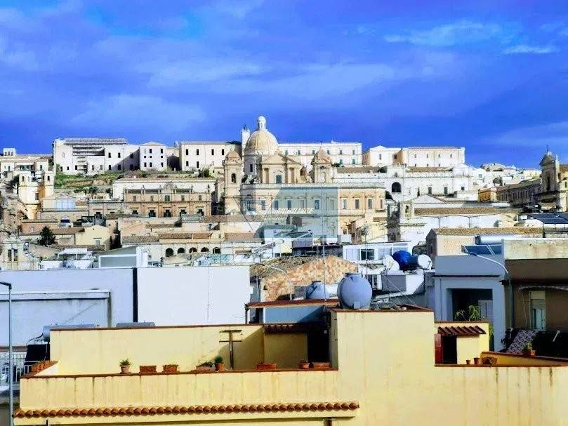 intera palazzina in vendita a Noto in zona Madonna Marina