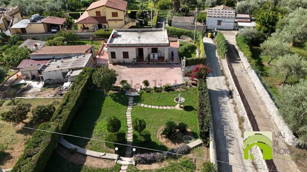 casa indipendente in vendita a Noto in zona San Corrado di Fuori