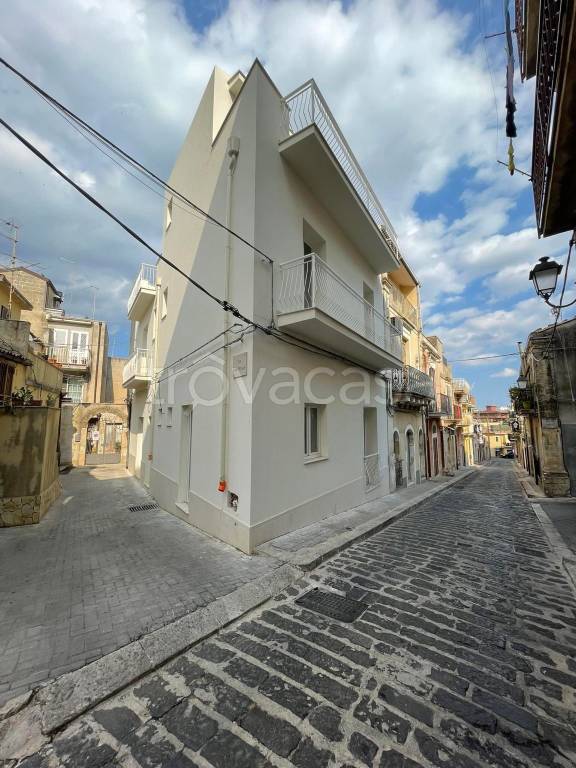 casa indipendente in vendita a Palazzolo Acreide