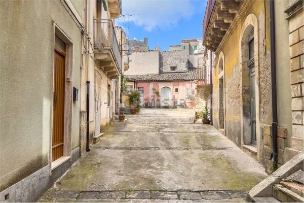 casa indipendente in vendita a Palazzolo Acreide