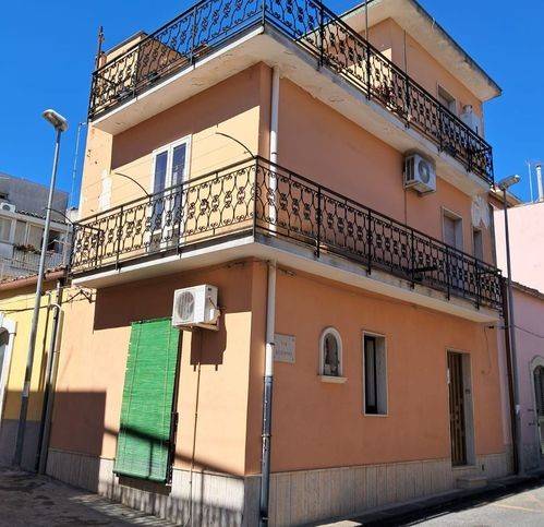 casa indipendente in vendita a Palazzolo Acreide