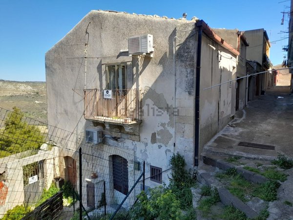 casa indipendente in vendita a Palazzolo Acreide