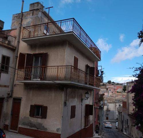 casa indipendente in vendita a Palazzolo Acreide