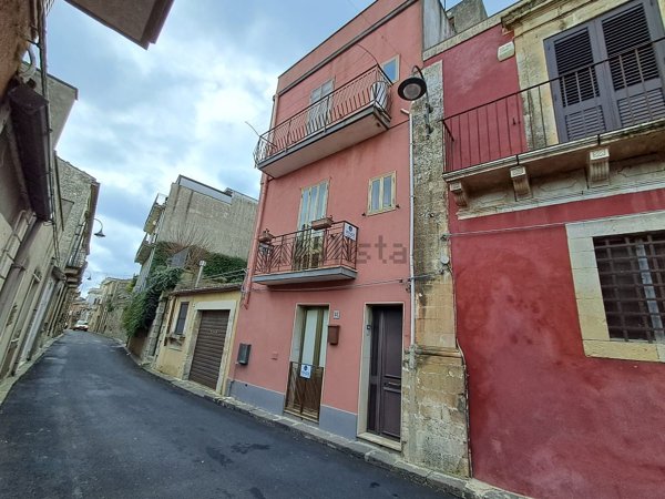 casa indipendente in vendita a Palazzolo Acreide